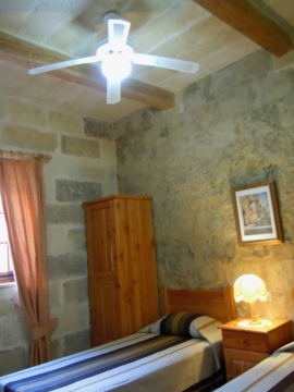 GUNO holiday house twin bedroom with ceiling fan