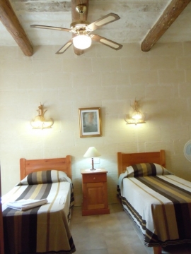 DUN NASTAS holiday house twin bedroom with ceiling fan