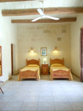 GUMMAR holiday house ground floor twin bedroom with ceiling fan and with en suite bathroom