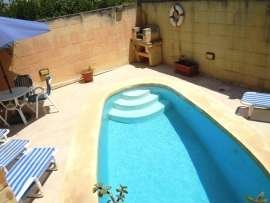 DUN NASTAS holiday house pool area with barbecue