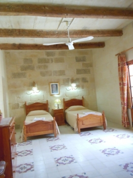 GUMMAR holiday house first floor twin bedroom with ceiling fan and with en suite bathroom